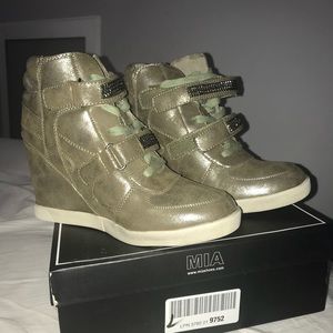 Women size 9 is wedge fashion sneakers.